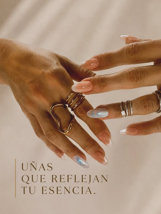 Uñas que reflejan tu esencia — manos con uñas nude y anillos