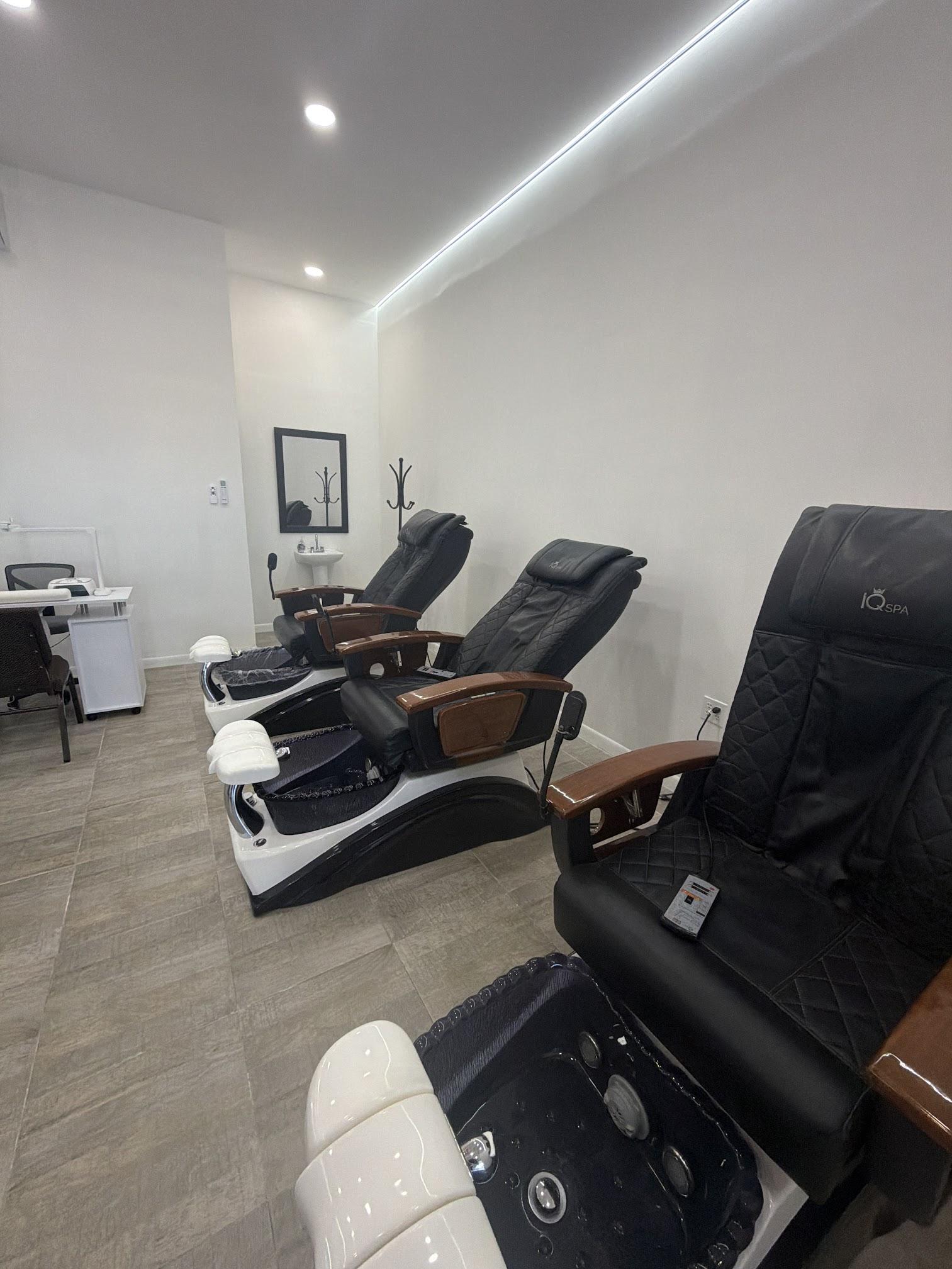Sillones de pedicure de piel negra con brazos de madera en MG Glamor Nails
