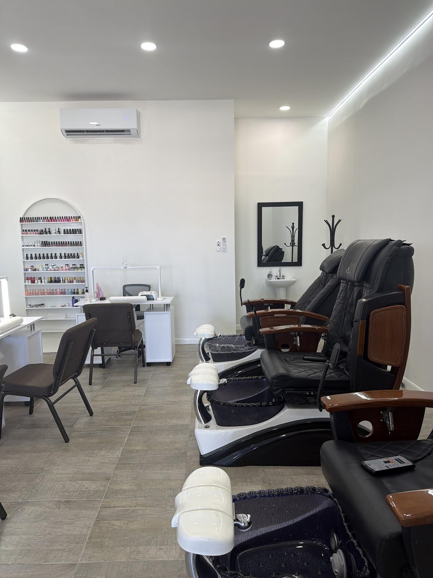 Interior de MG Glamor Nails: sillones de pedicure de piel negra, estaciones de manicure y nicho con esmaltes