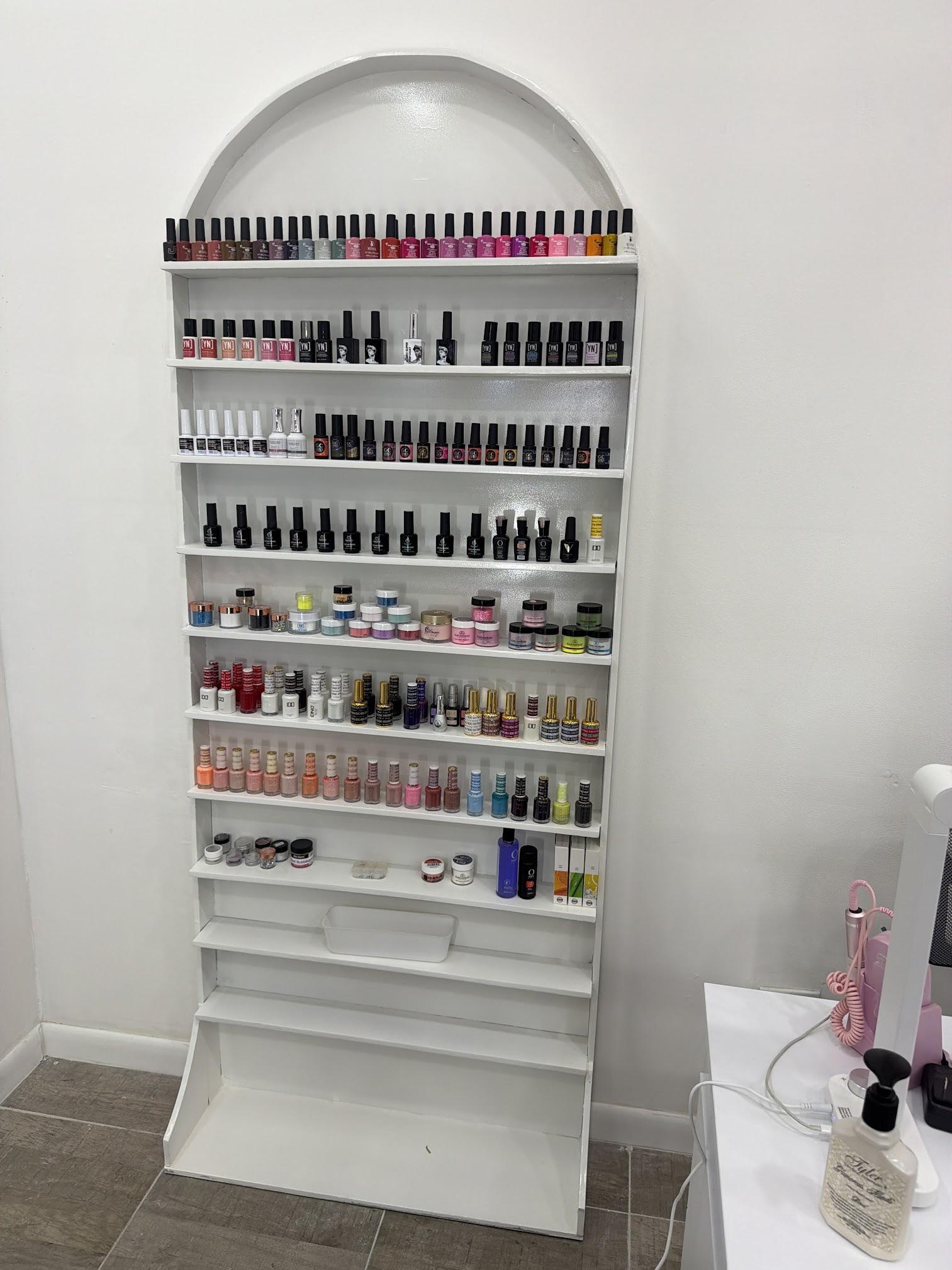 Exhibidor en arco con esmaltes, geles y polvos de colores